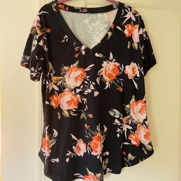 Tops - 3/$10 Floral Vneck Tshirt
